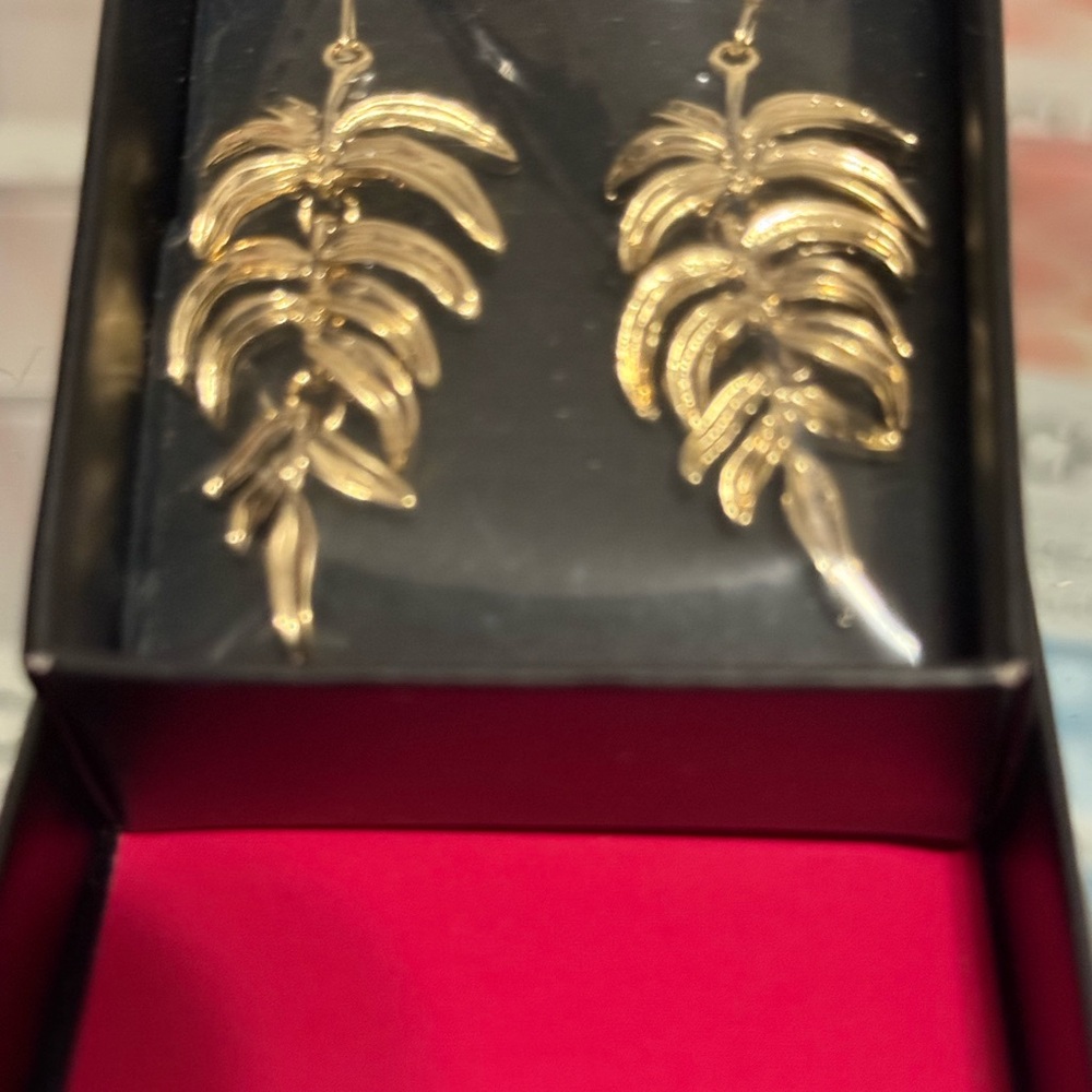 Elegant Goldtone Palm Leaf Drop Earrings - Picture 4 of 6